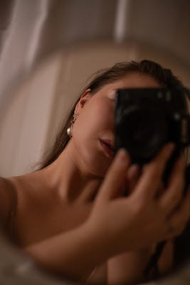 Laura, 24
